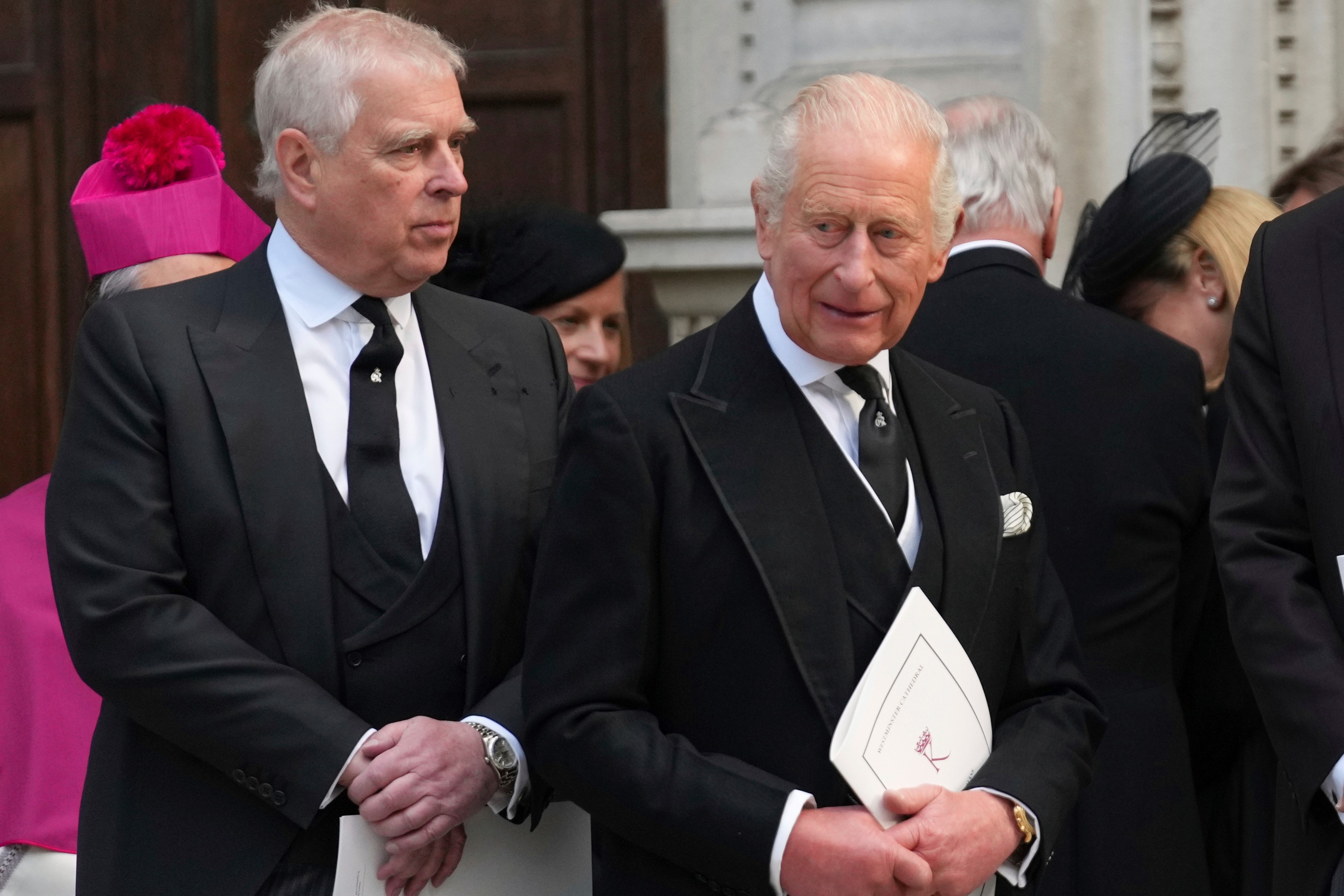 Kráľ Karol III. s bratom Andrewom